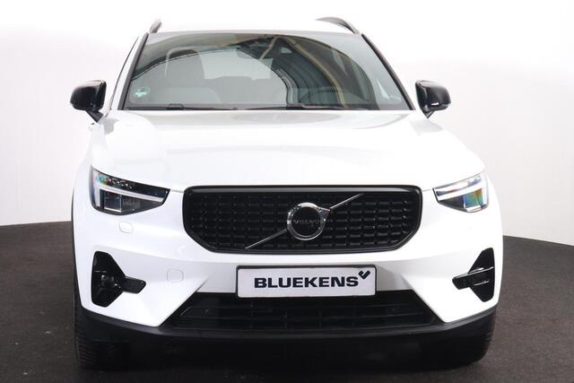 Volvo XC40 B3 Plus Dark - IntelliSafe Assist & Surround - Harman/Kardon audio - Parkeercamera achter - Parkeersensoren voor & achter - Elektr. bedienb. voorstoelen met geheugen links - Draadloze tel. lader - Extra getint glas - 19' LMV