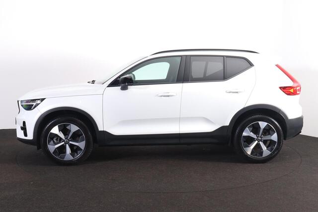 Volvo XC40 B3 Plus Dark - IntelliSafe Assist & Surround - Harman/Kardon audio - Parkeercamera achter - Parkeersensoren voor & achter - Elektr. bedienb. voorstoelen met geheugen links - Draadloze tel. lader - Extra getint glas - 19' LMV