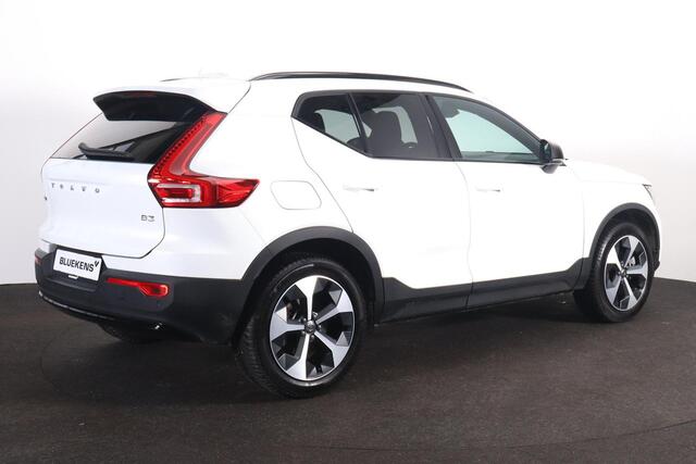 Volvo XC40 B3 Plus Dark - IntelliSafe Assist & Surround - Harman/Kardon audio - Parkeercamera achter - Parkeersensoren voor & achter - Elektr. bedienb. voorstoelen met geheugen links - Draadloze tel. lader - Extra getint glas - 19' LMV