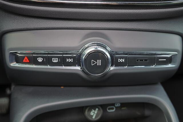 Volvo XC40 B3 Plus Dark - IntelliSafe Assist & Surround - Harman/Kardon audio - Parkeercamera achter - Parkeersensoren voor & achter - Elektr. bedienb. voorstoelen met geheugen links - Draadloze tel. lader - Extra getint glas - 19' LMV