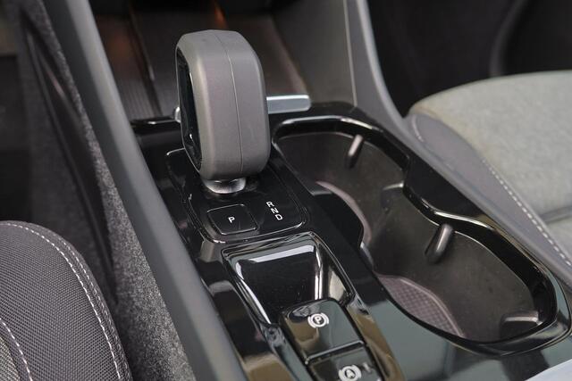 Volvo XC40 B3 Plus Dark - IntelliSafe Assist & Surround - Harman/Kardon audio - Parkeercamera achter - Parkeersensoren voor & achter - Elektr. bedienb. voorstoelen met geheugen links - Draadloze tel. lader - Extra getint glas - 19' LMV