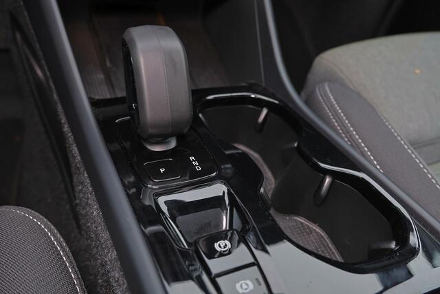 Volvo XC40 B3 Plus Black Edition - Panorama/schuifdak - IntelliSafe Assist & Surround - 360º Camera - Harman/Kardon audio - Verwarmde voorstoelen & stuur - Parkeersensoren voor & achter - Elektr. bedienb. voorstoelen met geheugen links - Draadloze tel. lader - Extra