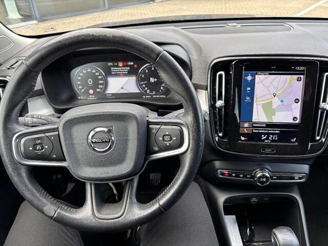 Volvo XC40 1.5 T3 Momentum Pro | Stoelverwarming | Keyless entry/start | 19"lm velgen | Parkeersensoren V+A | Parkeercamera | Metallic lak |