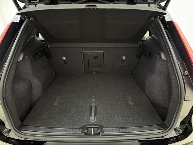 Volvo XC40 Twin 408pk Plus / Nubuck / Getint glas / Trekhaak / All Season / PDC + Camera / Stoel + Stuurw. Verwarming / Keyless / El. Achterklep / Warmtepomp /