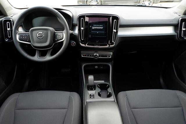 Volvo XC40 B3 Momentum Business | Dealeronderhouden | Panoramadak | Adaptive cruise control | 18" Lichtmetalen velgen | BLIS | Volvo on Call |