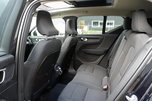 Volvo XC40 B3 Momentum Business | Dealeronderhouden | Panoramadak | Adaptive cruise control | 18" Lichtmetalen velgen | BLIS | Volvo on Call |