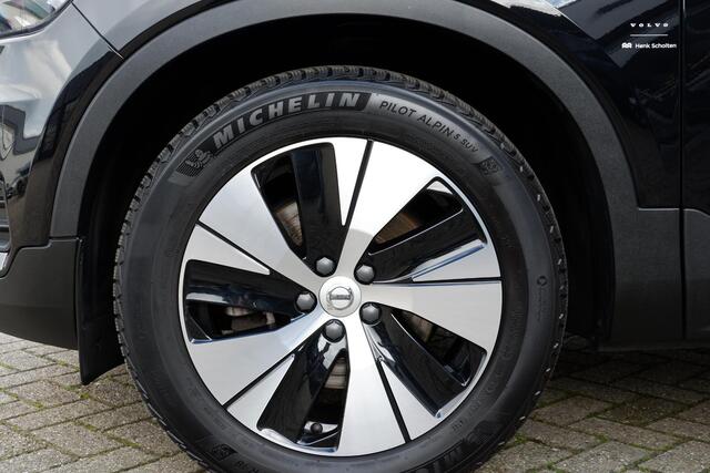 Volvo XC40 B3 Momentum Business | Dealeronderhouden | Panoramadak | Adaptive cruise control | 18" Lichtmetalen velgen | BLIS | Volvo on Call |