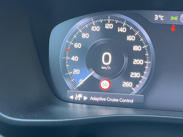 Volvo XC40 2.0 T4 Inscription | Trekhaak | Panorama dak | 360° camera | Harman & Kardon | Elektrisch verstelbare voorstelen | Adaptieve cruise control |