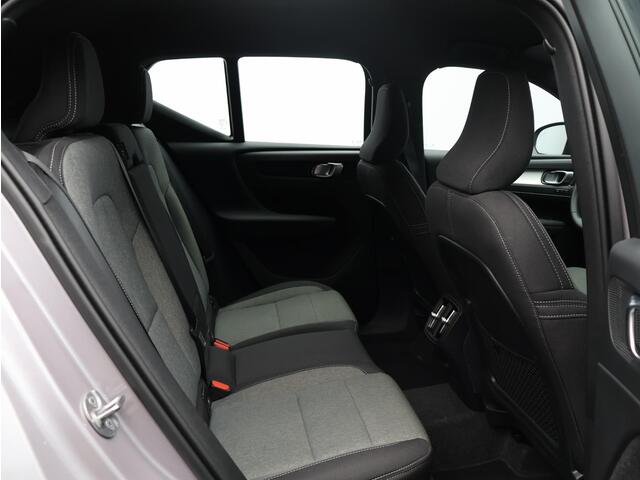 Volvo XC40 2.0 B4 Plus Dark / Trekhaak / Harman Kardon / Stoel+Stuurverwarming / Elektrische Stoelen / Adaptive Cruise / Keyless / BLIS /