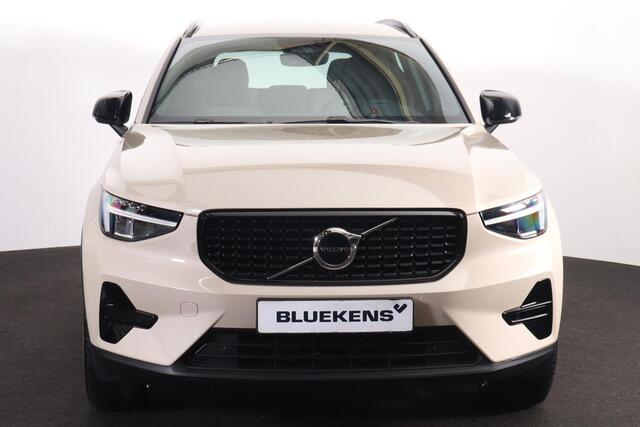 Volvo XC40 B4 Plus Dark - IntelliSafe Assist & Surround - Harman/Kardon audio - Parkeercamera achter - Verwarmde voorstoelen & stuur - Parkeersensoren voor & achter - Elektr. bedienb. voorstoelen met geheugen links - Draadloze tel. lader - Elektr. inklapbare trekhaa