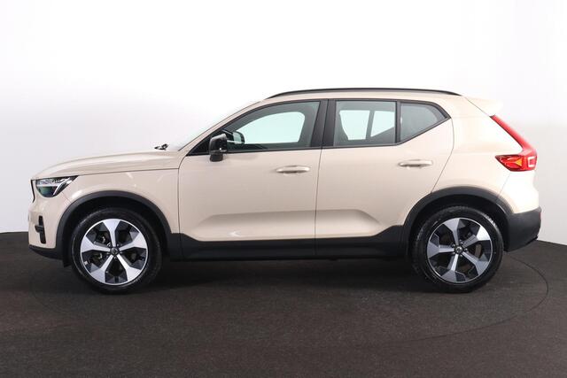 Volvo XC40 B4 Plus Dark - IntelliSafe Assist & Surround - Harman/Kardon audio - Parkeercamera achter - Verwarmde voorstoelen & stuur - Parkeersensoren voor & achter - Elektr. bedienb. voorstoelen met geheugen links - Draadloze tel. lader - Elektr. inklapbare trekhaa