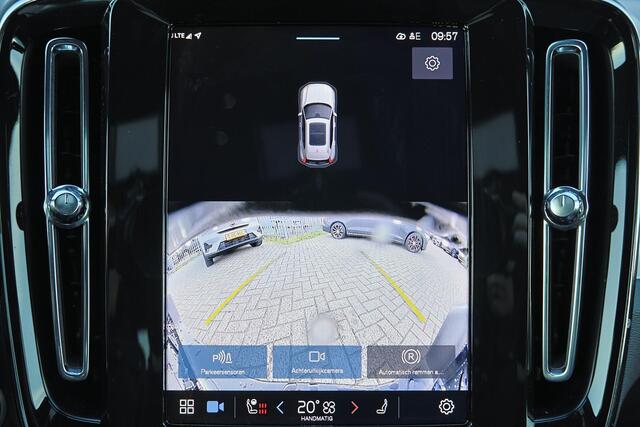 Volvo XC40 B4 Plus Dark - IntelliSafe Assist & Surround - Harman/Kardon audio - Parkeercamera achter - Verwarmde voorstoelen & stuur - Parkeersensoren voor & achter - Elektr. bedienb. voorstoelen met geheugen links - Draadloze tel. lader - Elektr. inklapbare trekhaa