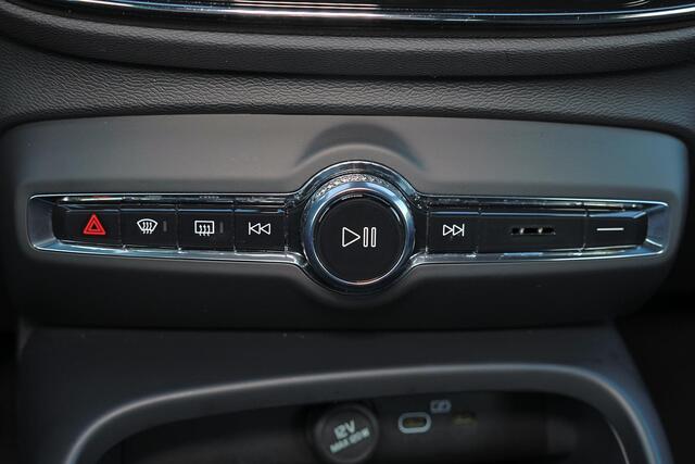 Volvo XC40 B4 Plus Dark - IntelliSafe Assist & Surround - Harman/Kardon audio - Parkeercamera achter - Verwarmde voorstoelen & stuur - Parkeersensoren voor & achter - Elektr. bedienb. voorstoelen met geheugen links - Draadloze tel. lader - Elektr. inklapbare trekhaa