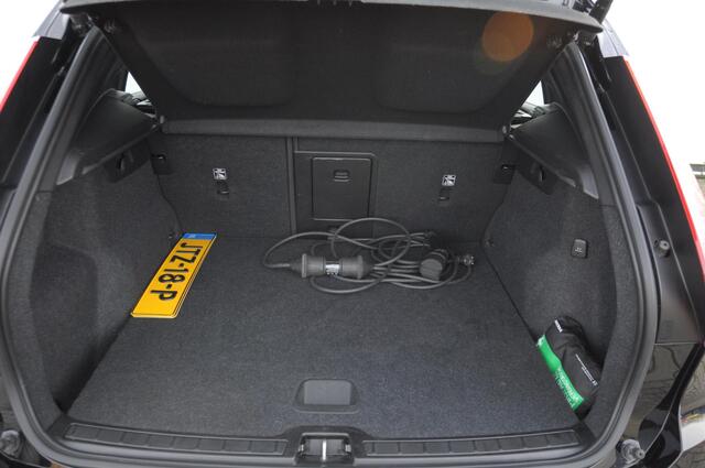 Volvo XC40 T4 211PK Automaat Plug-in hybrid Core Bright / Trekhaak / All seasonbanden / Apple carplay / Parkeersensoren met camera / Stoel - en stuurwielverwarming / Elektrische achterklep / Keyless entry