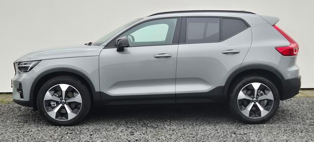 Volvo XC40 2.0 B4 Ultra Dark MY 2026 - 19" Wielen - Panoramadak - Harman Kardon Audio - Lighting - 360 Cam - Climate - Privacy Glass - R980 Interieur - voorruit verwarming - Power seats met memory