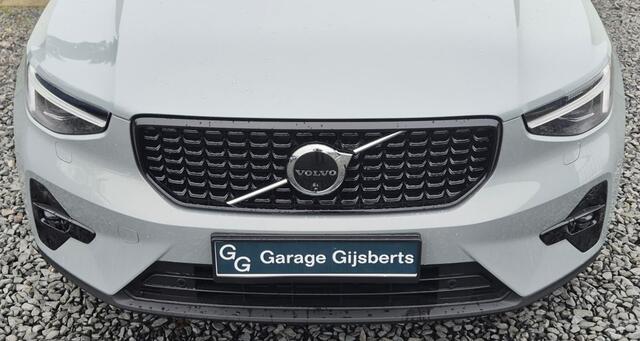 Volvo XC40 2.0 B4 Ultra Dark MY 2026 - 19" Wielen - Panoramadak - Harman Kardon Audio - Lighting - 360 Cam - Climate - Privacy Glass - R980 Interieur - voorruit verwarming - Power seats met memory