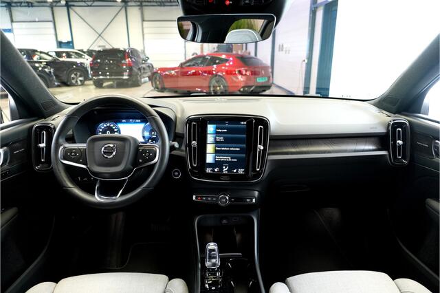 Volvo XC40 1.5 T4 155kW/211pk DCT7 Plug-in hybrid Ultimate Bright PANORAMADAK + HARMAN/KARDON + TAILORED WOOL INTERIEUR + ADAPT.CRUISE + MATRIX LED + LANE ASSIST + STOEL-&STUURVERWARMING + CAMERA + BLIS + EL.STOELEN + PARKSENSOREN V&A + 19" LM-VELGEN!!