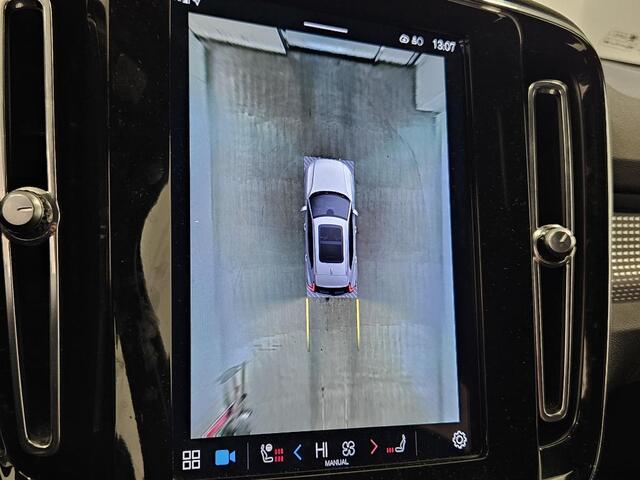 Volvo XC40 Recharge P8 AWD R-Design | Adaptieve Cruise Control | Trekhaak | Panoramadak | Harman Kardon Audio | Dodehoek Detectie | Stoel-/Stuurverwarming | 360 Parkeercamera |