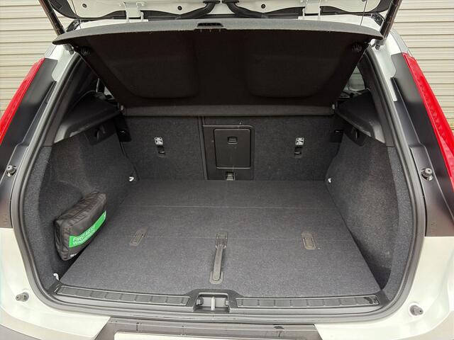 Volvo XC40 Recharge Ultimate 70 kWh / 20" Velgen / Luxe bekleding / Trekhaak / Kantel/schuifdak /