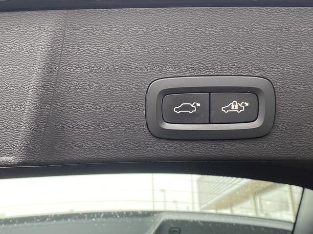 Volvo XC40 Recharge P8 AWD R-Design / Automaat / NL-Auto / Dealer-Onderhouden / Pilot-Assist / Standkachel / Stuur- en Stoelverwarming / Elektr.-Wegklapbare Trekhaak / LED / Keyless / Dodehoek-Detectie / Elektr.-Achterklep / Apple-Carplay & Android-Auto / DAB Radio-