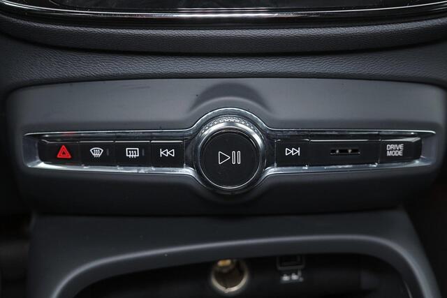 Volvo XC40 T5 Recharge Plus Dark - IntelliSafe Assist - 360º Camera - Verwarmde voorstoelen & stuur - Parkeersensoren voor & achter - Elektr. bedienb. voorstoelen met geheugen links - Draadloze tel. lader - Extra getint glas - 19' LMV