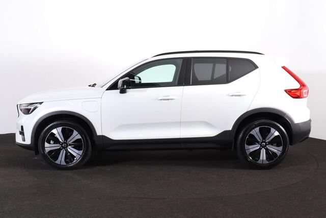 Volvo XC40 T5 Recharge Plus Dark - Panorama/schuifdak - IntelliSafe Assist & Surround - 360º Camera - Harman/Kardon audio - Verwarmde voorstoelen & stuur - Parkeersensoren voor & achter - Elektr. bedienb. voorstoelen met geheugen links - Extra getint glas - 19' LMV