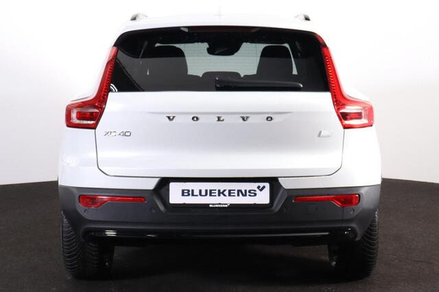 Volvo XC40 T5 Recharge Plus Dark - Panorama/schuifdak - IntelliSafe Assist & Surround - 360º Camera - Harman/Kardon audio - Verwarmde voorstoelen & stuur - Parkeersensoren voor & achter - Elektr. bedienb. voorstoelen met geheugen links - Extra getint glas - 19' LMV