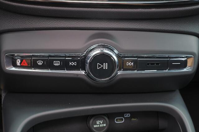 Volvo XC40 B4 Plus Black Edition - Panorama/schuifdak - IntelliSafe Assist & Surround - 360º Camera - Harmon Kardon Audio - Verwarmde voorstoelen, stuur & achterbank - Parkeersensoren voor & achter - Elektr. bedienb. voorstoelen met geheugen links - Draadloze tel. l