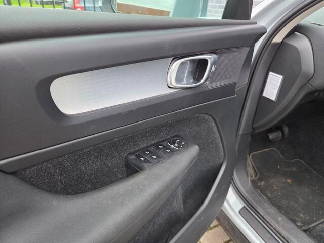 Volvo XC40 1.5 T3 Momentum Pro | Navigatie | Trekhaak | Cruise Control Adaptief | BLIS | Achteruitrijcamera | Parkeersensoren