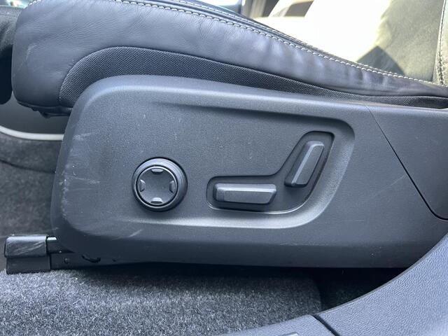 Volvo XC40 Recharge P8 AWD R-Design Automaat, Trekhaak semi elektrisch inklapbaar, Warmtepomp, Driver assist, BLIS, Adaptive cruise, Stoelverwarming voor- en achter, Stuurverwarming, Elektrisch verstelbare stoelen