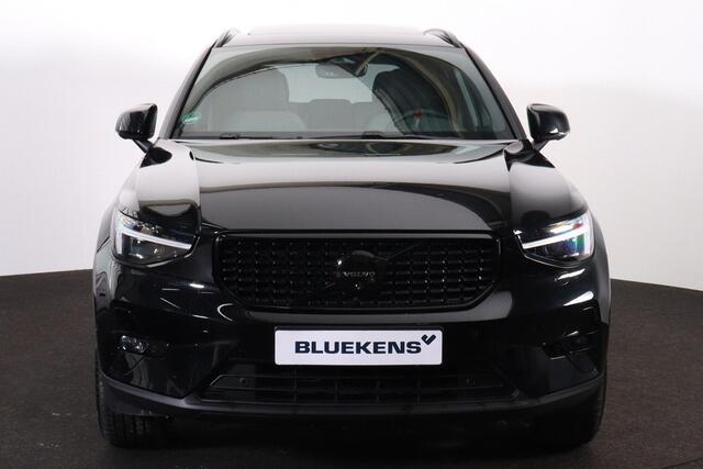 Volvo XC40 B3 Plus Black Edition - Panorama/schuifdak - IntelliSafe Assist & Surround - 360º Camera - Harman/Kardon audio - Verwarmde voorstoelen & stuur - Parkeersensoren voor & achter - Elektr. bedienb. voorstoelen met geheugen links - Draadloze tel. lader - Extra