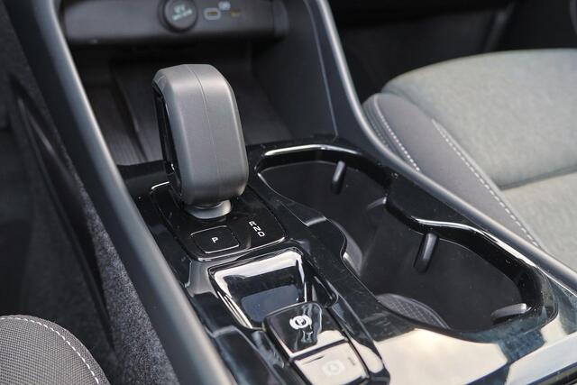 Volvo XC40 B3 Plus Black Edition - Panorama/schuifdak - IntelliSafe Assist & Surround - 360º Camera - Harman/Kardon audio - Verwarmde voorstoelen & stuur - Parkeersensoren voor & achter - Elektr. bedienb. voorstoelen met geheugen links - Draadloze tel. lader - Extra