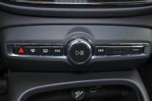 Volvo XC40 B3 Plus Black Edition - IntelliSafe Assist & Surround - 360º Camera - Harman/Kardon audio - Verwarmde voorstoelen & stuur - Parkeersensoren voor & achter - Elektr. bedienb. voorstoelen met geheugen links - Draadloze tel. lader - Extra getint glas - 20' LM