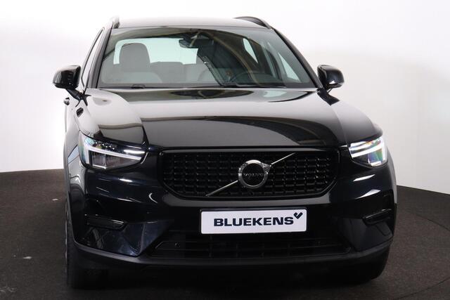 Volvo XC40 B4 Plus Dark - IntelliSafe Assist & Surround - Harman/Kardon audio - Parkeercamera achter - Verwarmde voorstoelen & stuur - Parkeersensoren voor & achter - Draadloze tel. lader - Elektr. inklapbare trekhaak - 19' LMV
