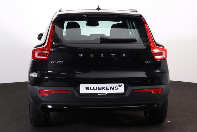 Volvo XC40 B4 Plus Dark - IntelliSafe Assist & Surround - Harman/Kardon audio - Parkeercamera achter - Verwarmde voorstoelen & stuur - Parkeersensoren voor & achter - Draadloze tel. lader - Elektr. inklapbare trekhaak - 19' LMV