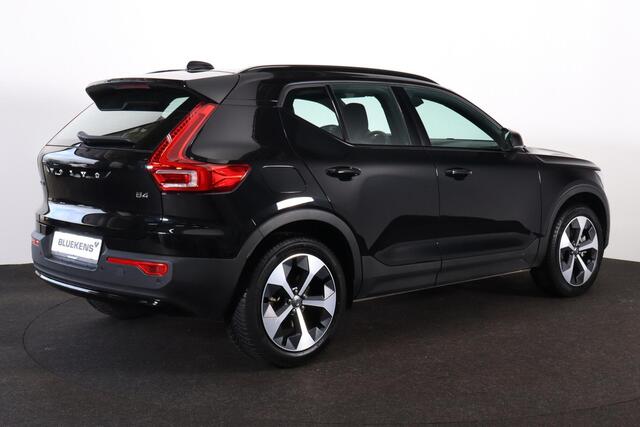 Volvo XC40 B4 Plus Dark - IntelliSafe Assist & Surround - Harman/Kardon audio - Parkeercamera achter - Verwarmde voorstoelen & stuur - Parkeersensoren voor & achter - Draadloze tel. lader - Elektr. inklapbare trekhaak - 19' LMV