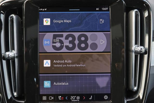 Volvo XC40 B4 Plus Dark - IntelliSafe Assist & Surround - Harman/Kardon audio - Parkeercamera achter - Verwarmde voorstoelen & stuur - Parkeersensoren voor & achter - Draadloze tel. lader - Elektr. inklapbare trekhaak - 19' LMV