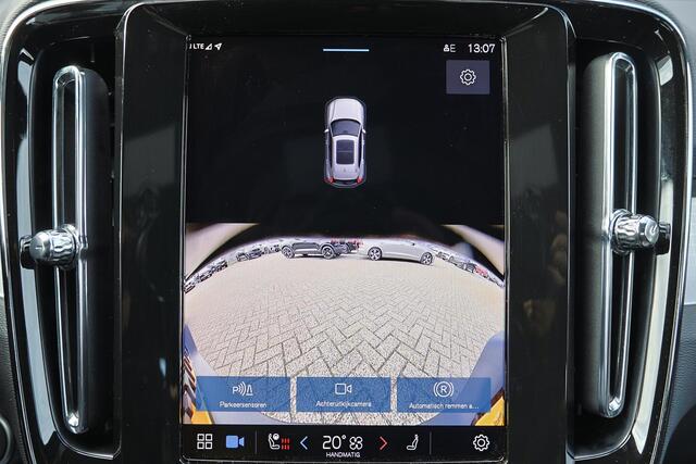 Volvo XC40 B4 Plus Dark - IntelliSafe Assist & Surround - Harman/Kardon audio - Parkeercamera achter - Verwarmde voorstoelen & stuur - Parkeersensoren voor & achter - Draadloze tel. lader - Elektr. inklapbare trekhaak - 19' LMV