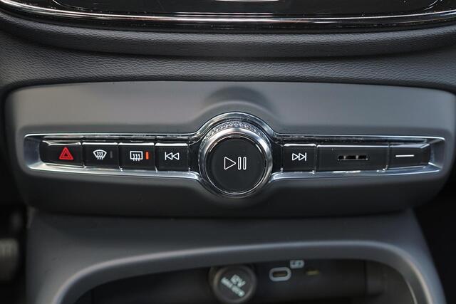 Volvo XC40 B4 Plus Dark - IntelliSafe Assist & Surround - Harman/Kardon audio - Parkeercamera achter - Verwarmde voorstoelen & stuur - Parkeersensoren voor & achter - Draadloze tel. lader - Elektr. inklapbare trekhaak - 19' LMV