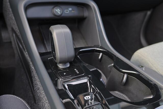 Volvo XC40 B4 Plus Dark - IntelliSafe Assist & Surround - Harman/Kardon audio - Parkeercamera achter - Verwarmde voorstoelen & stuur - Parkeersensoren voor & achter - Draadloze tel. lader - Elektr. inklapbare trekhaak - 19' LMV