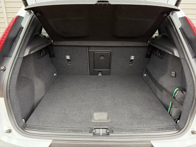 Volvo XC40 T3 Momentum Pro / Panoramdak / Lederen bekleding / 19" /