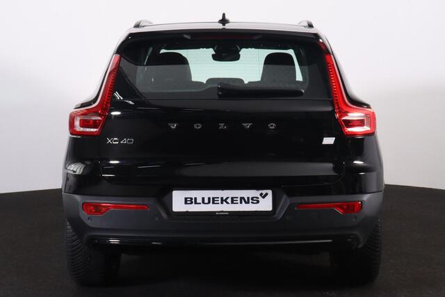 Volvo XC40 Recharge Plus 70 kWh - IntelliSafe Assist & Surround - Parkeercamera achter - Verwarmde voorstoelen & stuur - Parkeersensoren voor & achter - Draadloze tel. lader - Warmtepomp - Elektr. inklapbare trekhaak - 19' LMV