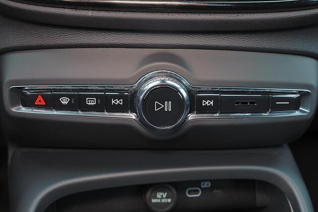 Volvo XC40 Recharge Plus 70 kWh - IntelliSafe Assist & Surround - Parkeercamera achter - Verwarmde voorstoelen & stuur - Parkeersensoren voor & achter - Draadloze tel. lader - Warmtepomp - Elektr. inklapbare trekhaak - 19' LMV