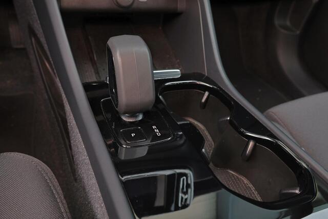 Volvo XC40 Recharge Plus 70 kWh - IntelliSafe Assist & Surround - Parkeercamera achter - Verwarmde voorstoelen & stuur - Parkeersensoren voor & achter - Draadloze tel. lader - Warmtepomp - Elektr. inklapbare trekhaak - 19' LMV