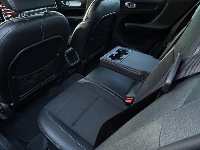 Volvo XC40 2.0 T4 Momentum Pro / Trekhaak / Voorstoelen verwarmd / Camera achter / Harman Kardon / Carplay / Android Auto / Elek. achetrklep /