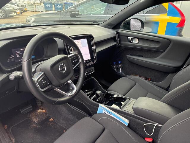 Volvo XC40 Single Motor Extended Range Plus 82 kWh | Trekhaak | Adaptieve cruise control | Stoel- en stuurverwarming | Dode hoek detectie BLIS | Warmtepomp | LED koplampen | Navigatie | Apple Carplay / Android Auto | Parkeersensoren voor + achter | Achteruitrijcamer