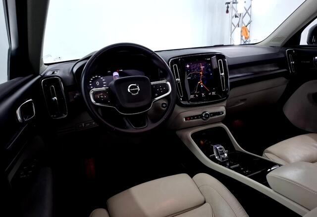 Volvo XC40 1.5 T5 Plug-in Hybrid 193kW/262pk DCT7 Ultimate Dark FACELIFT! PANORAMADAK + HARMAN/KARDON + ADAPT.CRUISE + PILOT ASSIST + NAVI SENSUS + BLIS + LANE ASSIST + EL.STOELEN + STOEL-&STUURVERWARMING + 360 CAMERA + KEYLESS + PARKSENSOREN V&A + 19" LM-VELGEN!!