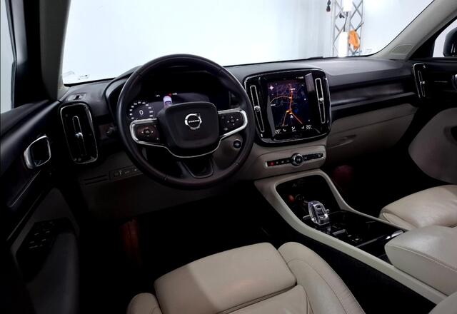 Volvo XC40 1.5 T5 Plug-in Hybrid 193kW/262pk DCT7 Ultimate Dark FACELIFT! PANORAMADAK + HARMAN/KARDON + ADAPT.CRUISE + PILOT ASSIST + NAVI SENSUS + BLIS + LANE ASSIST + EL.STOELEN + STOEL-&STUURVERWARMING + 360 CAMERA + KEYLESS + PARKSENSOREN V&A + 19" LM-VELGEN!!