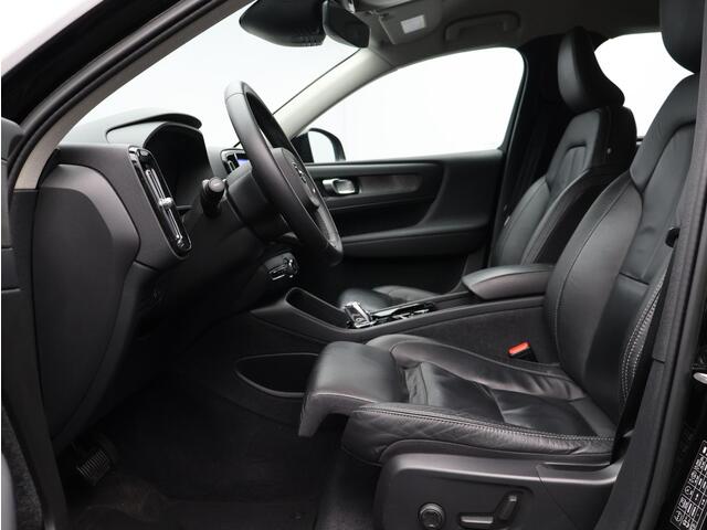 Volvo XC40 1.5 T4 Plug-in hybrid Plus Dark / Trekhaak / Stoel- + stuurwielverwarming / Harman Kardon Audio / Elektr. stoelverstelling / Achteruitrijcamera / Pilot Assist / BLIS