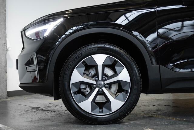 Volvo XC40 B4 Plus Dark | Trekhaak Semi-elektrisch | Adaptieve Cruise Control | Pilot Assist | Verwarmbare voorstoelen | Verwarmbaar stuurwiel | Blind Spot Information System | Verwarmbare voorruit | Parkeercamera | Parkeersensoren voor + achter |